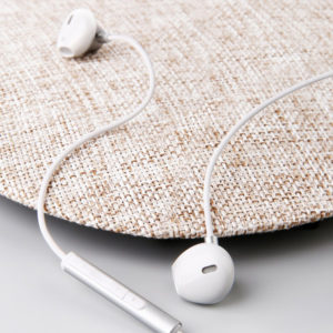 BASEUS earphones με μικρόφωνο Encok H06, 3.5mm, 1.2m, λευκά | Αξεσουάρ κινητών | elabstore.gr