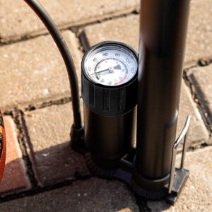 DELI τρόμπα χειρός DL-QT002 με μανόμετρο, 120PSI, μαύρη | Gadgets - Αξεσουάρ | elabstore.gr